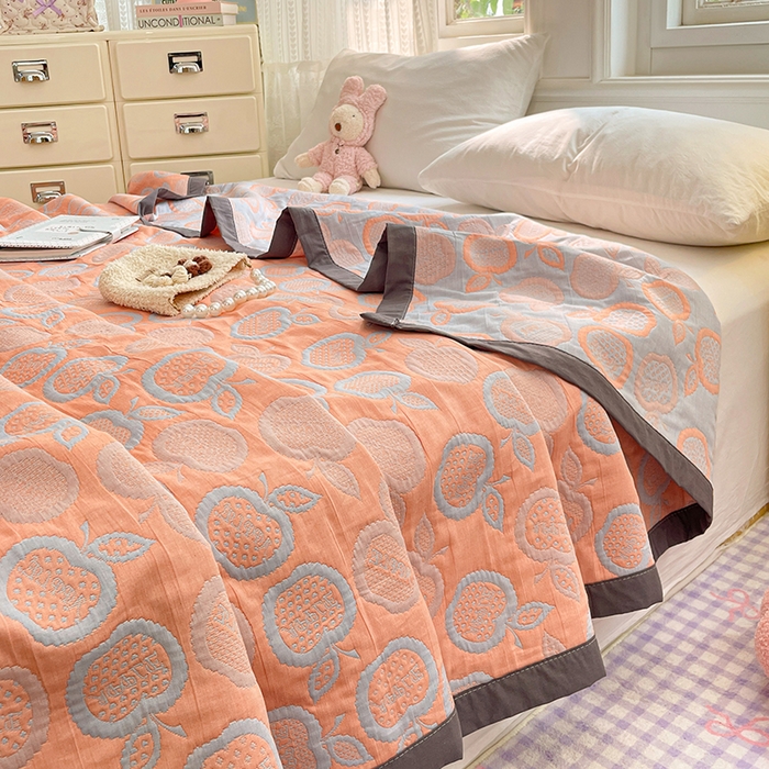 91家纺网 家纺一手货源 找家纺 云天家纺 2026新款A类全棉三层纱多功能毛巾被（盖毯床单夏被） 幸运苹果-桔