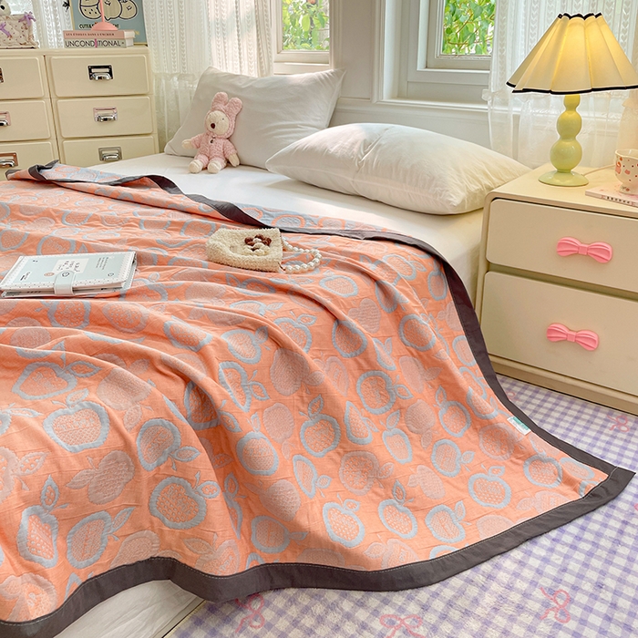 91家纺网 家纺一手货源 找家纺 云天家纺 2026新款A类全棉三层纱多功能毛巾被（盖毯床单夏被） 幸运苹果-桔