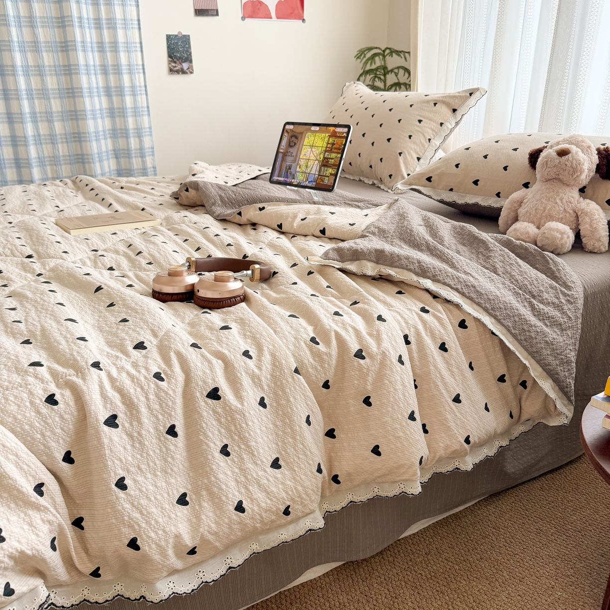 91家纺网 家纺一手货源 找家纺 欧尚 2026新款蕾丝花边夏被款四件套 咖爱心