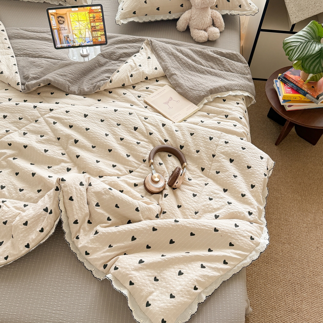 91家纺网 家纺一手货源 找家纺 欧尚 2026新款蕾丝花边夏被款四件套 咖爱心