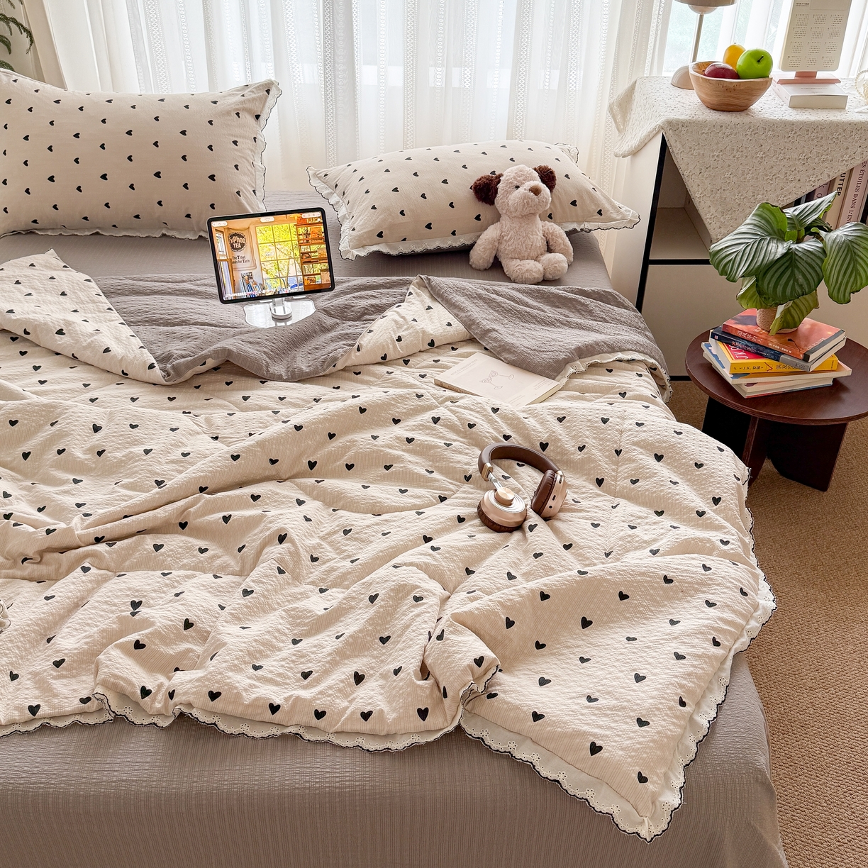 91家纺网 家纺一手货源 找家纺 欧尚 2026新款蕾丝花边夏被款四件套 咖爱心