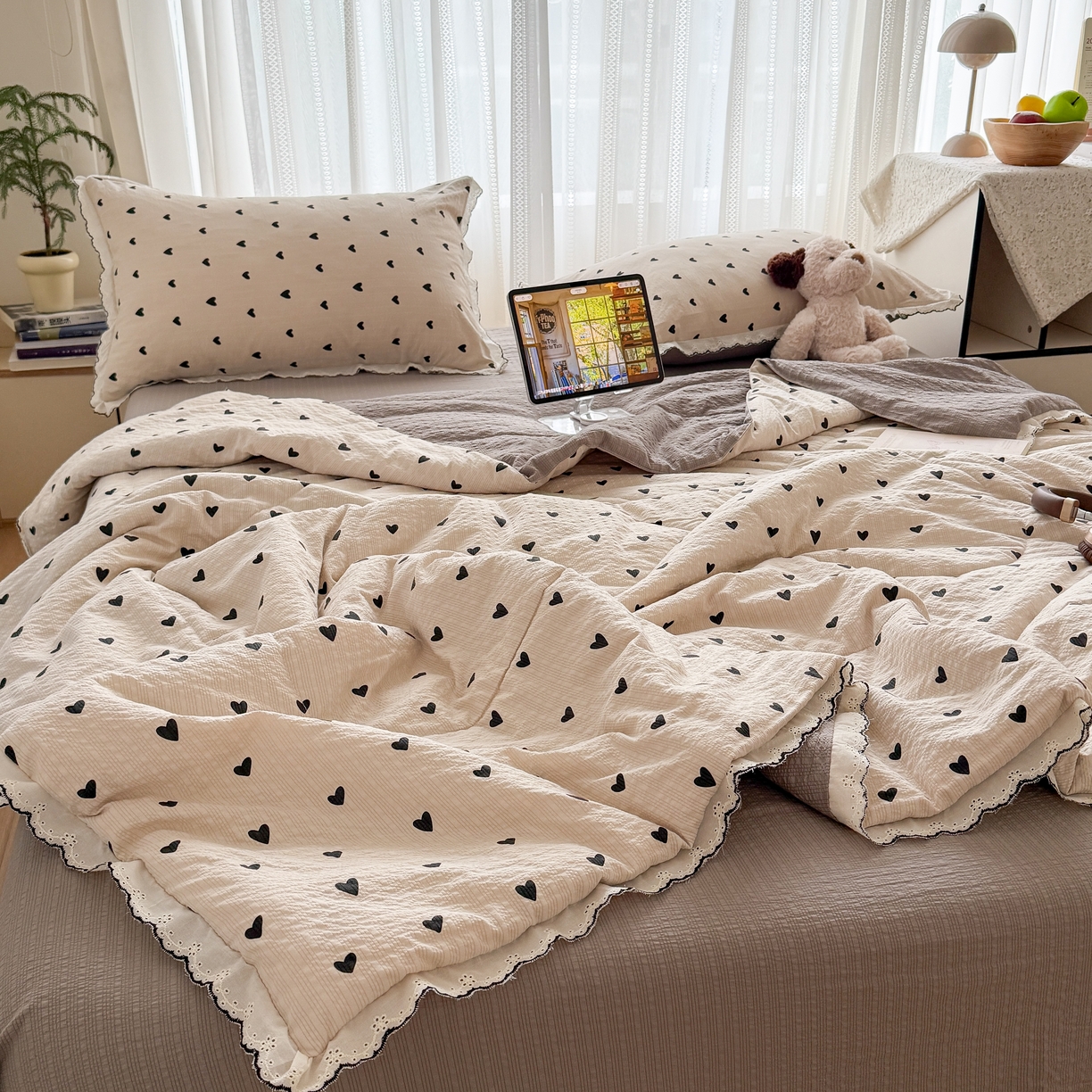 91家纺网 家纺一手货源 找家纺 欧尚 2026新款蕾丝花边夏被款四件套 咖爱心