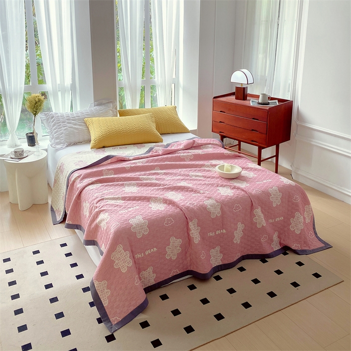 91家纺网 家纺一手货源 找家纺 云天家纺 2026新款A类全棉三层纱多功能毛巾被（盖毯床单夏被） 云朵小熊-粉