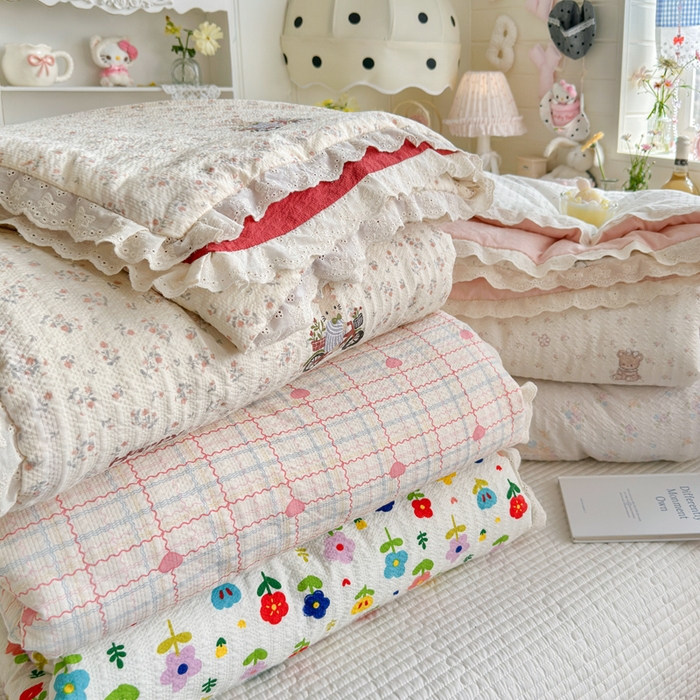 91家纺网 家纺一手货源 找家纺 几禾 2026新款泡芙纱全棉蕾丝花边夏被-花笺系列（甜系花边撞入梦境，软乎乎的质感，治愈所有疲惫） 组合图