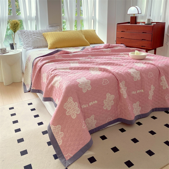 91家纺网 家纺一手货源 找家纺 云天家纺 2026新款A类全棉三层纱多功能毛巾被（盖毯床单夏被） 云朵小熊-粉