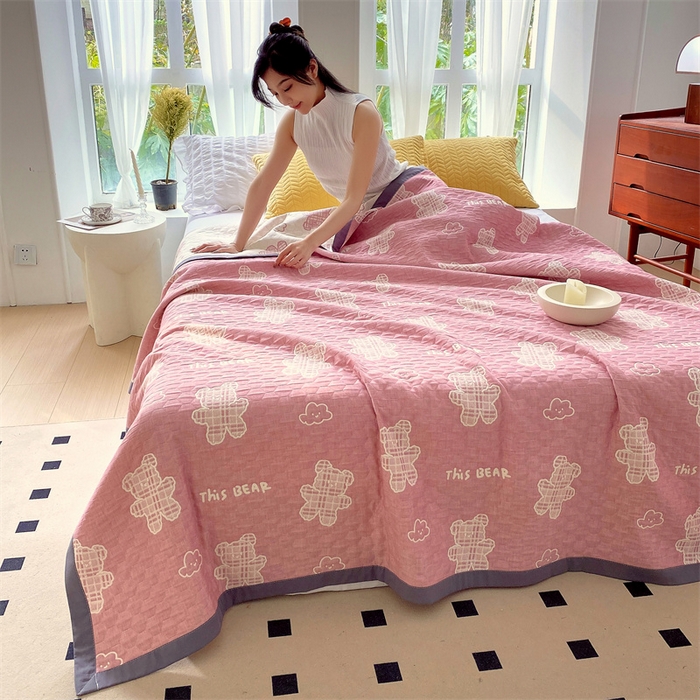 91家纺网 家纺一手货源 找家纺 云天家纺 2026新款A类全棉三层纱多功能毛巾被（盖毯床单夏被） 云朵小熊-粉