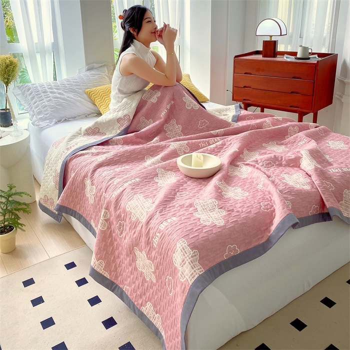 91家纺网 家纺一手货源 找家纺 云天家纺 2026新款A类全棉三层纱多功能毛巾被（盖毯床单夏被） 云朵小熊-粉