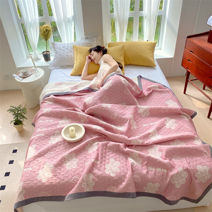 91家纺网 家纺一手货源 找家纺 云天家纺 2026新款A类全棉三层纱多功能毛巾被（盖毯床单夏被） 云朵小熊-粉