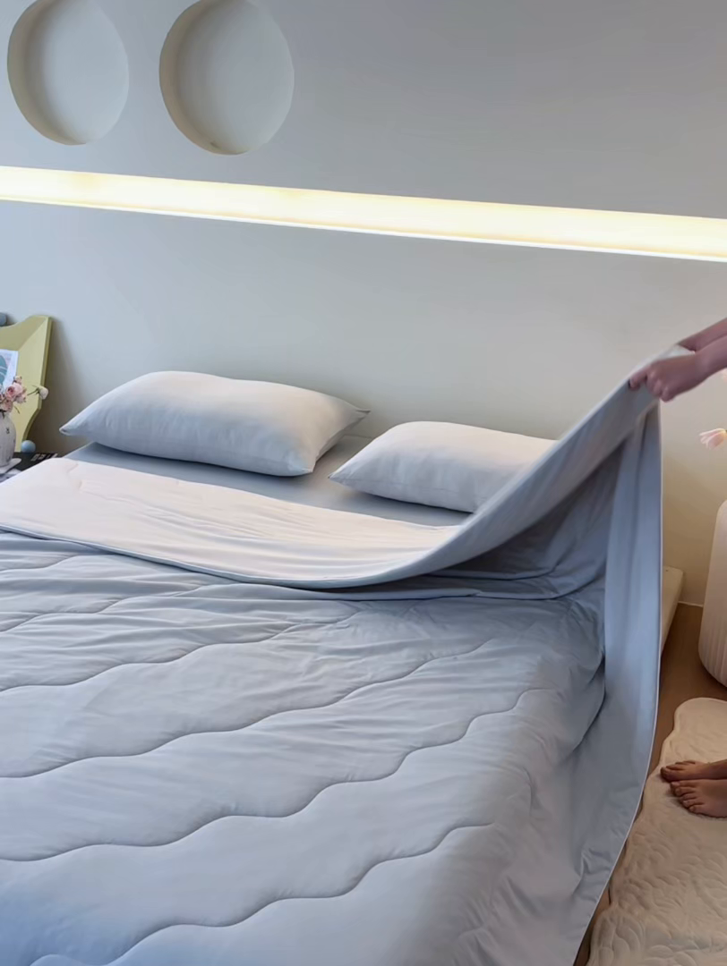 91家纺网 家纺一手货源 找家纺 亿梵家居 2026新款西瓜啵啵凉感夏被夏凉被空调被 天空蓝-轻奢灰