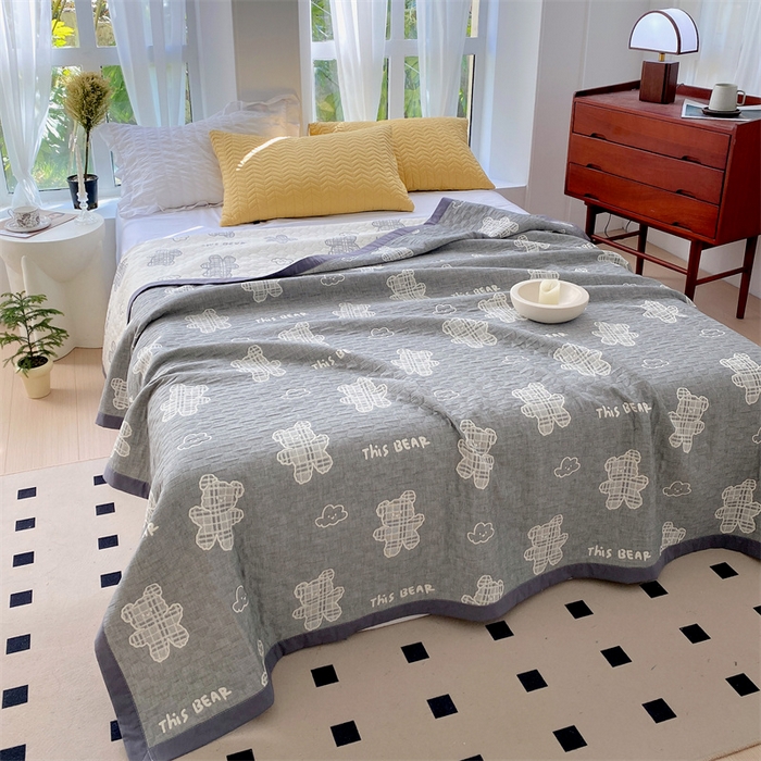 91家纺网 家纺一手货源 找家纺 云天家纺 2026新款A类全棉三层纱多功能毛巾被（盖毯床单夏被） 云朵小熊-灰