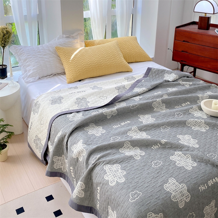 91家纺网 家纺一手货源 找家纺 云天家纺 2026新款A类全棉三层纱多功能毛巾被（盖毯床单夏被） 云朵小熊-灰