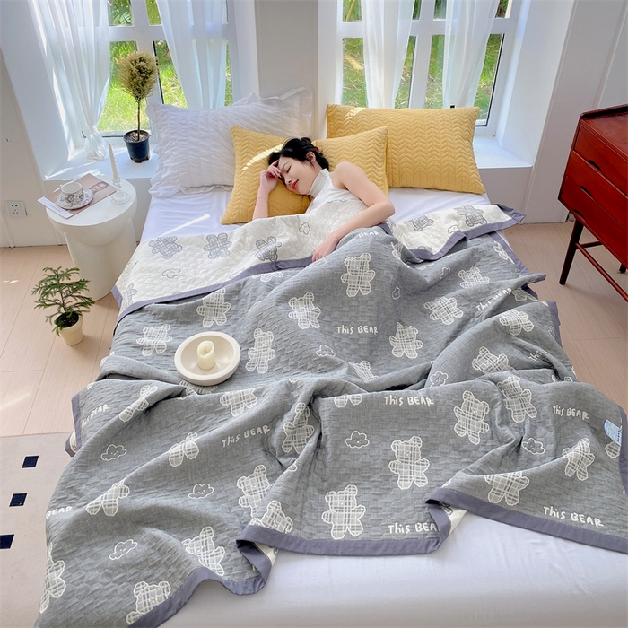 91家纺网 家纺一手货源 找家纺 云天家纺 2026新款A类全棉三层纱多功能毛巾被（盖毯床单夏被） 云朵小熊-灰