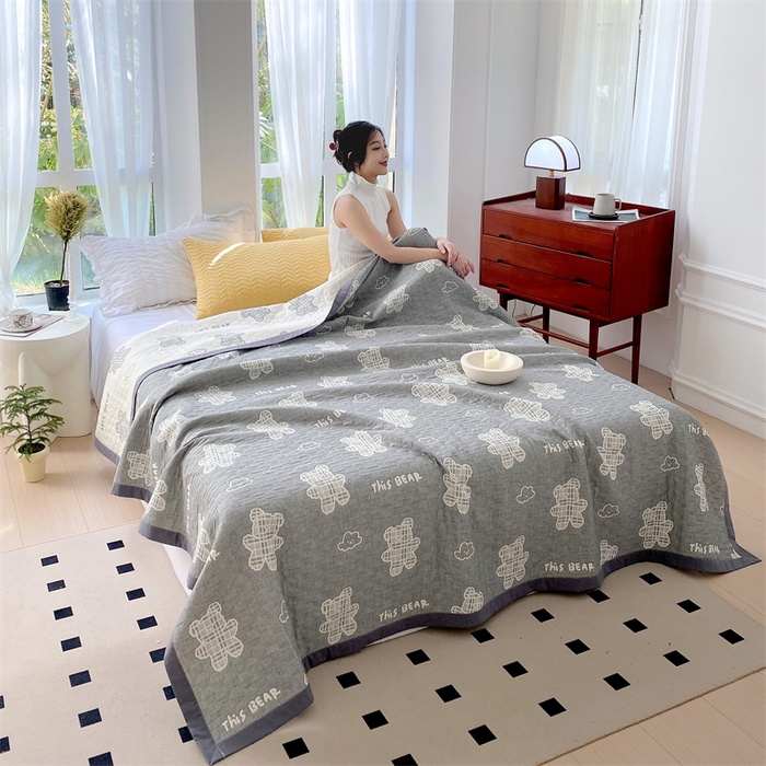 91家纺网 家纺一手货源 找家纺 云天家纺 2026新款A类全棉三层纱多功能毛巾被（盖毯床单夏被） 云朵小熊-灰