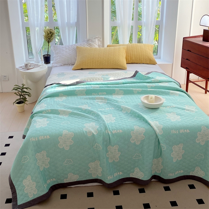 91家纺网 家纺一手货源 找家纺 云天家纺 2026新款A类全棉三层纱多功能毛巾被（盖毯床单夏被） 云朵小熊-绿