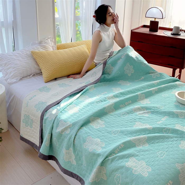 91家纺网 家纺一手货源 找家纺 云天家纺 2026新款A类全棉三层纱多功能毛巾被（盖毯床单夏被） 云朵小熊-绿