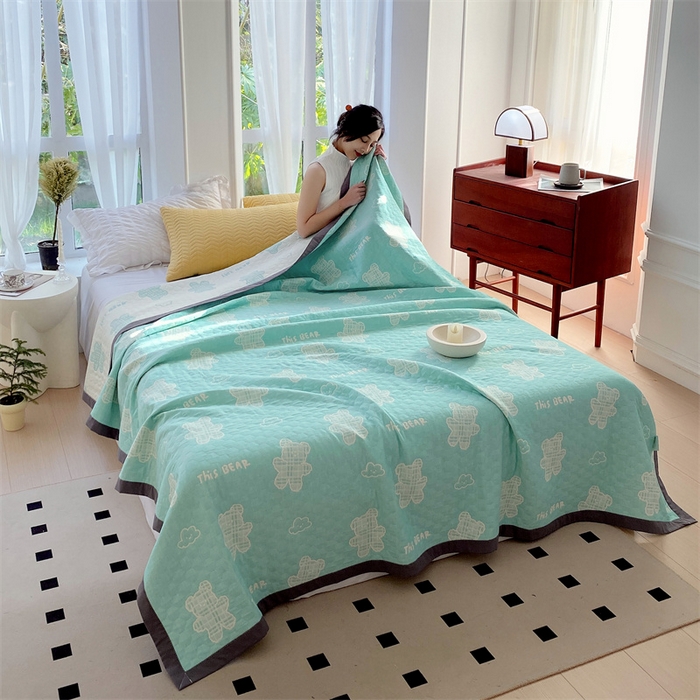 91家纺网 家纺一手货源 找家纺 云天家纺 2026新款A类全棉三层纱多功能毛巾被（盖毯床单夏被） 云朵小熊-绿