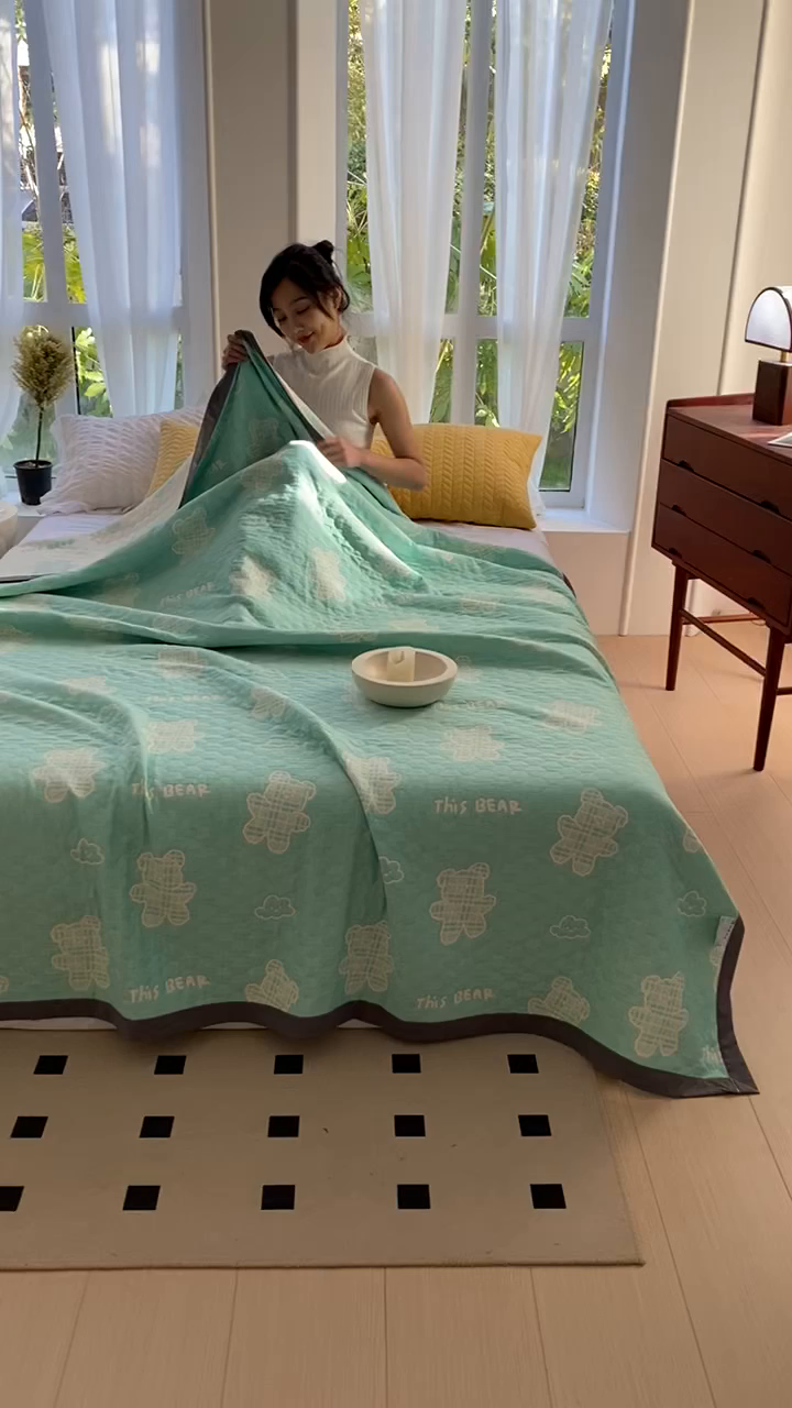 91家纺网 家纺一手货源 找家纺 云天家纺 2026新款A类全棉三层纱多功能毛巾被（盖毯床单夏被） 云朵小熊-绿