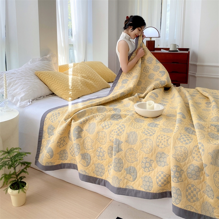 91家纺网 家纺一手货源 找家纺 兄弟坊 2026新款A类全棉三层纱多功能毛巾被夏被夏凉被（盖毯床单夏被） 百变猫咪-黄