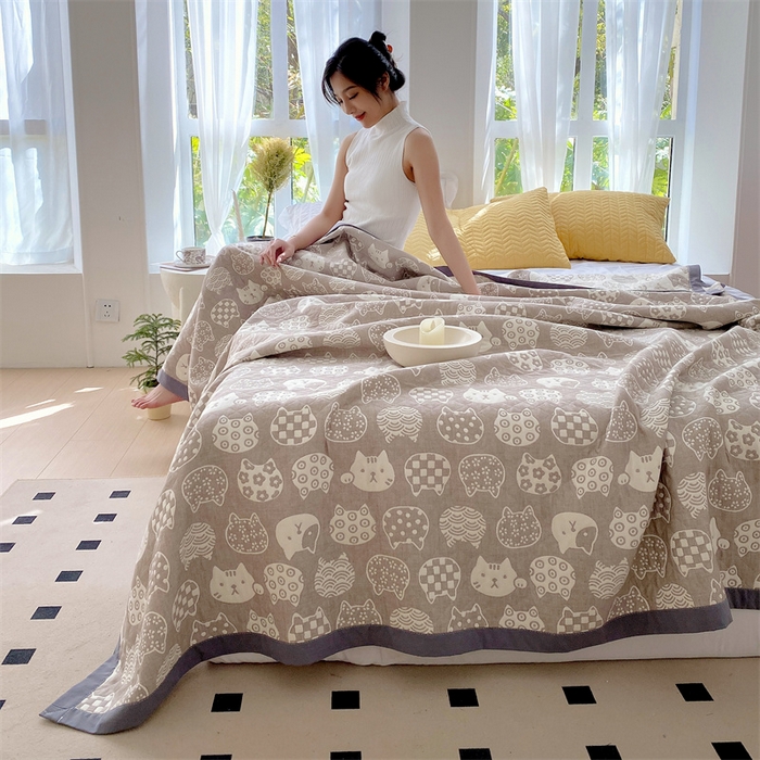 91家纺网 家纺一手货源 找家纺 兄弟坊 2026新款A类全棉三层纱多功能毛巾被夏被夏凉被（盖毯床单夏被） 百变猫咪-咖