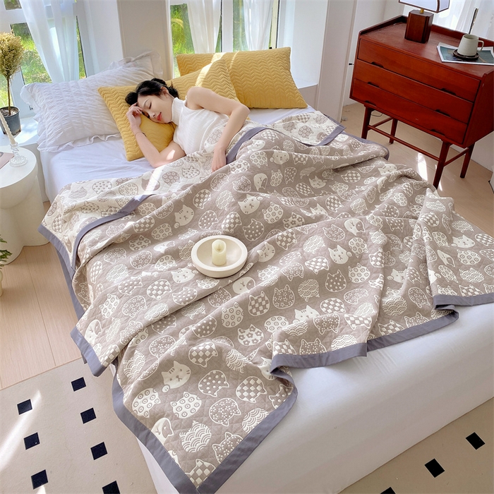 91家纺网 家纺一手货源 找家纺 兄弟坊 2026新款A类全棉三层纱多功能毛巾被夏被夏凉被（盖毯床单夏被） 百变猫咪-咖