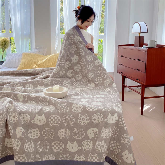 91家纺网 家纺一手货源 找家纺 兄弟坊 2026新款A类全棉三层纱多功能毛巾被夏被夏凉被（盖毯床单夏被） 百变猫咪-咖