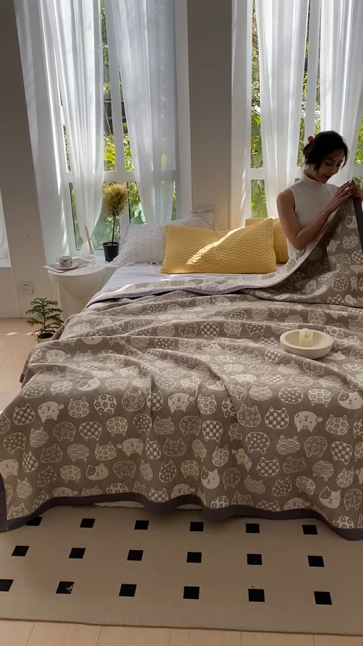 91家纺网 家纺一手货源 找家纺 兄弟坊 2026新款A类全棉三层纱多功能毛巾被夏被夏凉被（盖毯床单夏被） 百变猫咪-咖