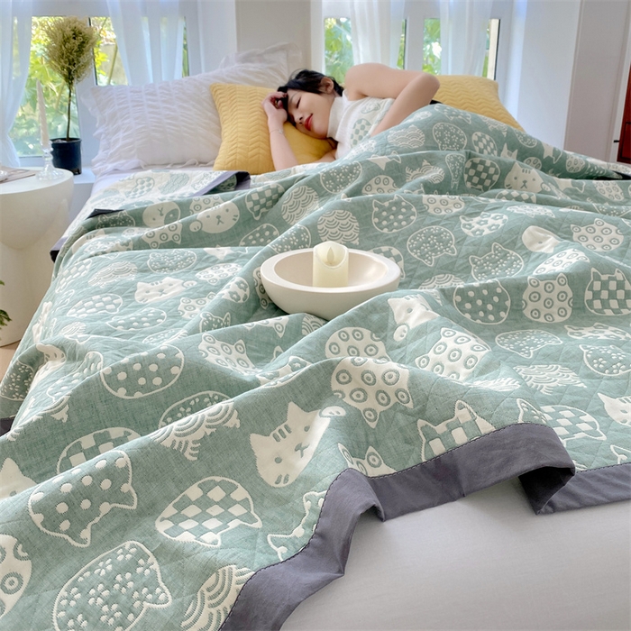 91家纺网 家纺一手货源 找家纺 兄弟坊 2026新款A类全棉三层纱多功能毛巾被夏被夏凉被（盖毯床单夏被） 百变猫咪-绿
