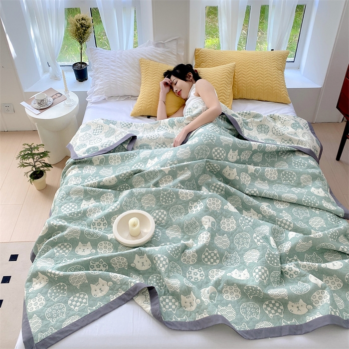 91家纺网 家纺一手货源 找家纺 兄弟坊 2026新款A类全棉三层纱多功能毛巾被夏被夏凉被（盖毯床单夏被） 百变猫咪-绿