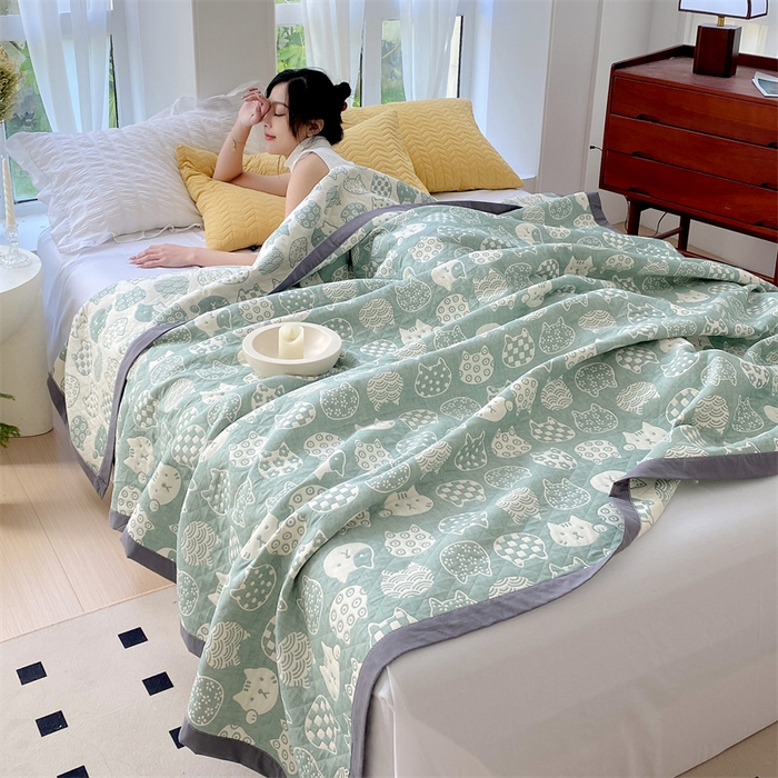 91家纺网 家纺一手货源 找家纺 兄弟坊 2026新款A类全棉三层纱多功能毛巾被夏被夏凉被（盖毯床单夏被） 百变猫咪-绿