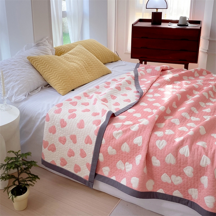 91家纺网 家纺一手货源 找家纺 兄弟坊 2026新款A类全棉三层纱多功能毛巾被夏被夏凉被（盖毯床单夏被） 甜蜜爱心-粉