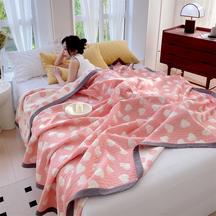 91家纺网 家纺一手货源 找家纺 兄弟坊 2026新款A类全棉三层纱多功能毛巾被夏被夏凉被（盖毯床单夏被） 甜蜜爱心-粉