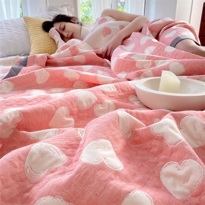 91家纺网 家纺一手货源 找家纺 兄弟坊 2026新款A类全棉三层纱多功能毛巾被夏被夏凉被（盖毯床单夏被） 甜蜜爱心-粉