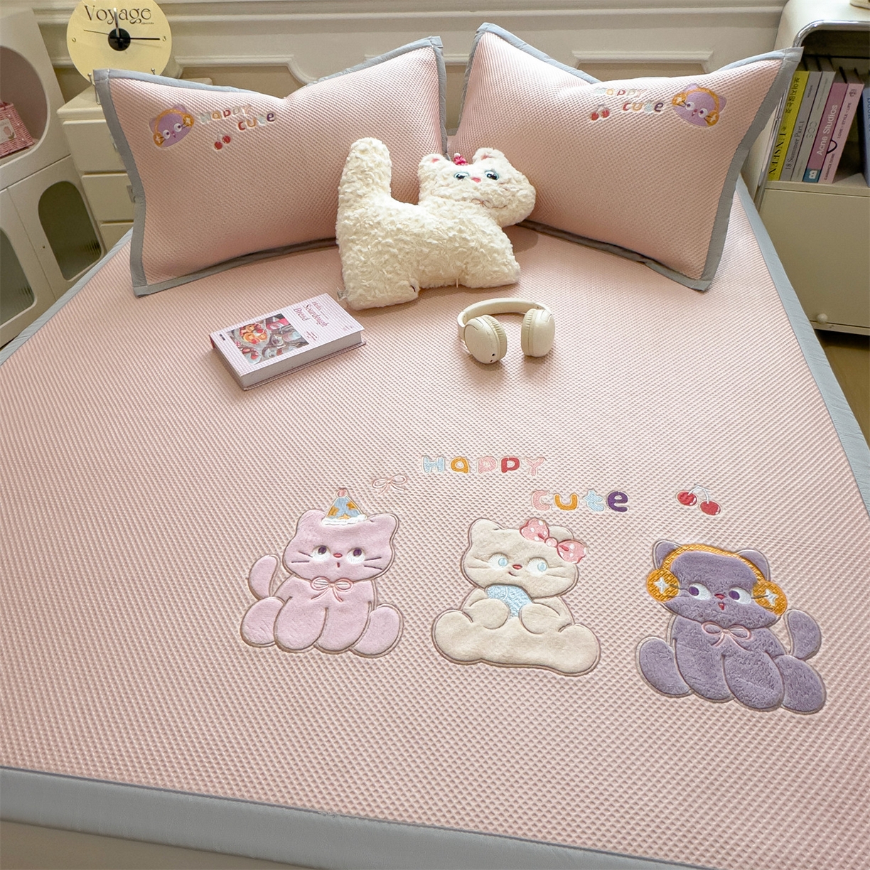 91家纺网 家纺一手货源 找家纺 兄弟坊 2026新款高端A类PE高分子冰丝凉席卡通贴布凉席冰豆豆软凉席 小猫乐园-粉