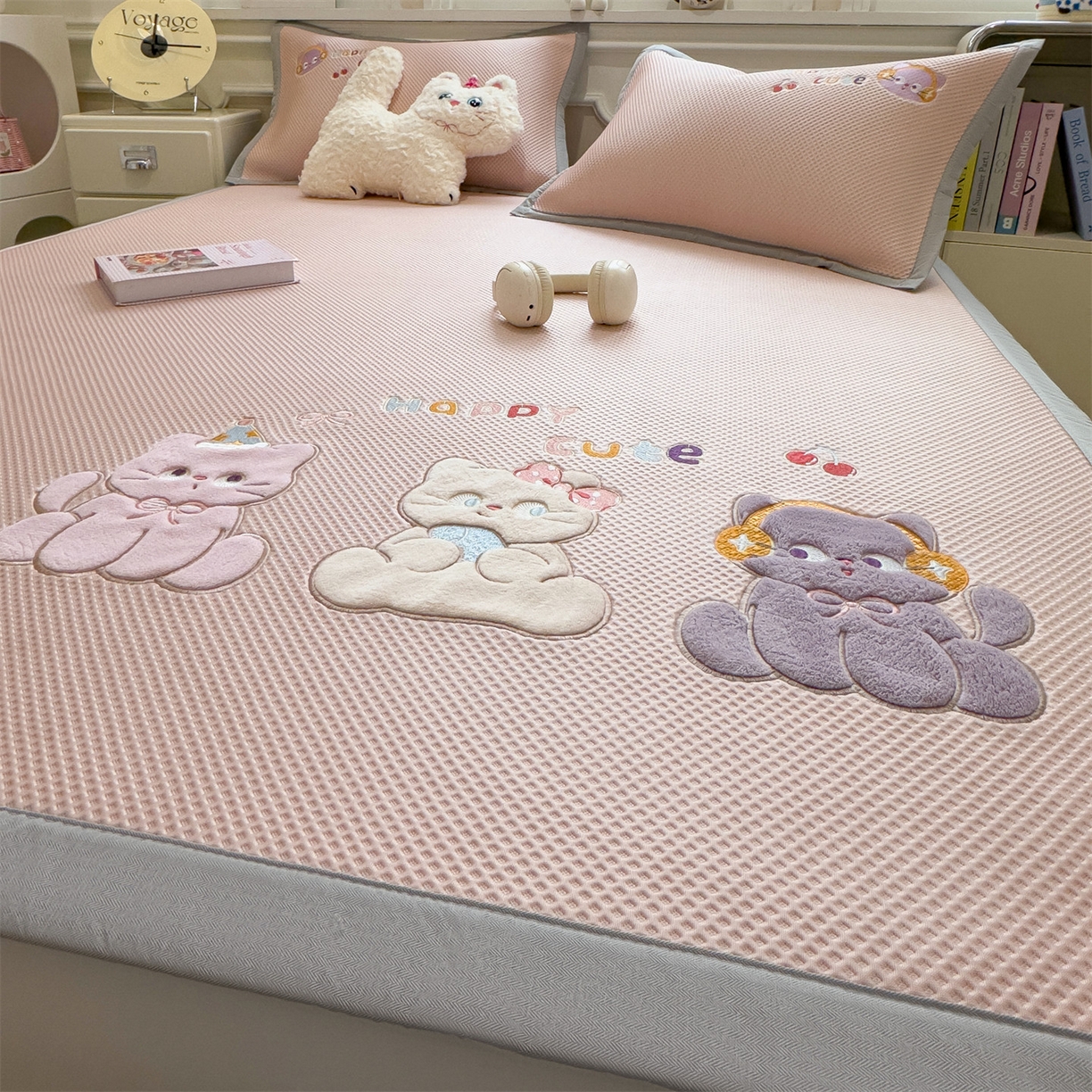 91家纺网 家纺一手货源 找家纺 兄弟坊 2026新款高端A类PE高分子冰丝凉席卡通贴布凉席冰豆豆软凉席 小猫乐园-粉