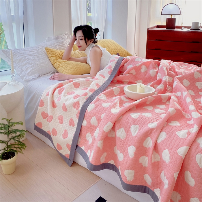 91家纺网 家纺一手货源 找家纺 兄弟坊 2026新款A类全棉三层纱多功能毛巾被夏被夏凉被（盖毯床单夏被） 甜蜜爱心-粉