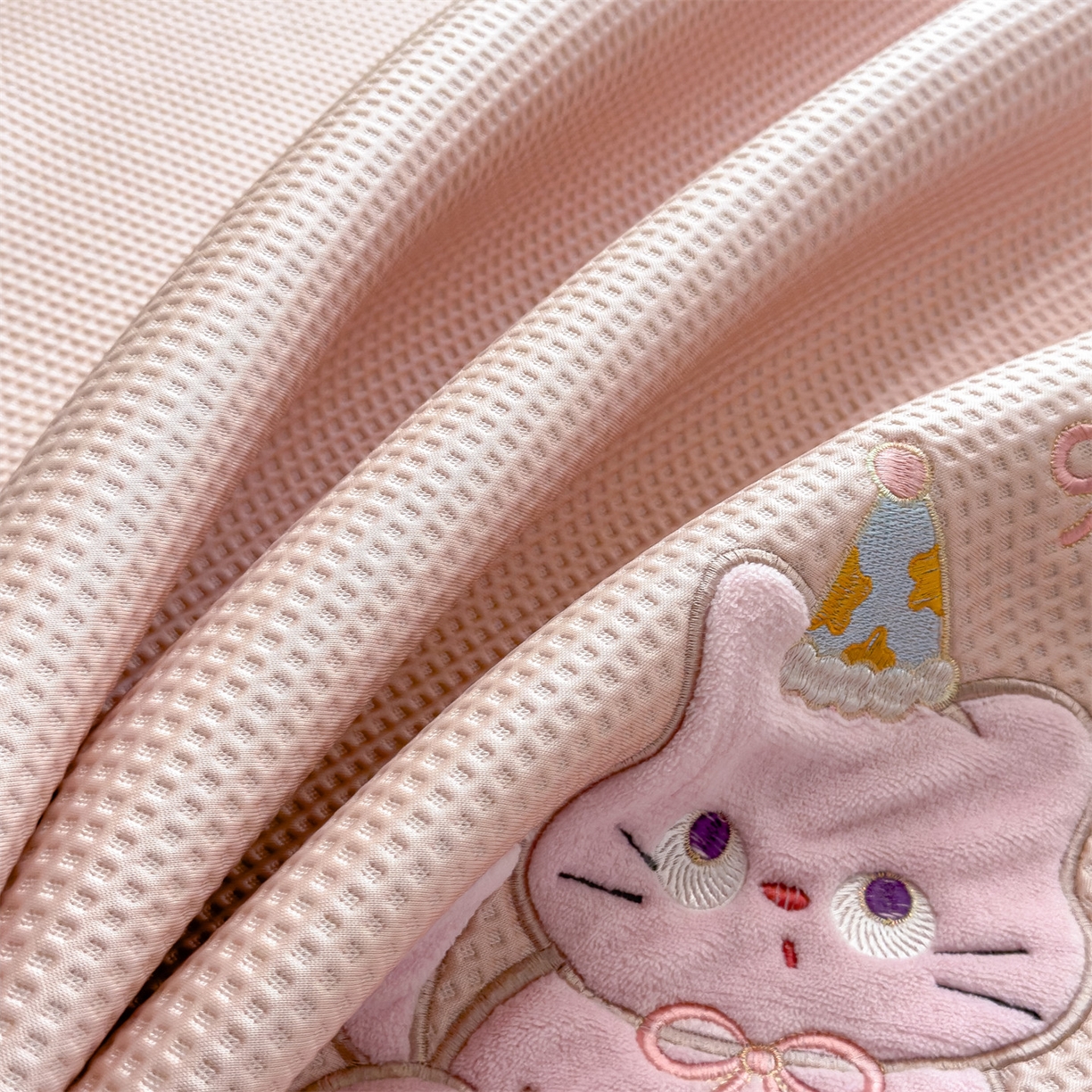 91家纺网 家纺一手货源 找家纺 兄弟坊 2026新款高端A类PE高分子冰丝凉席卡通贴布凉席冰豆豆软凉席 小猫乐园-粉