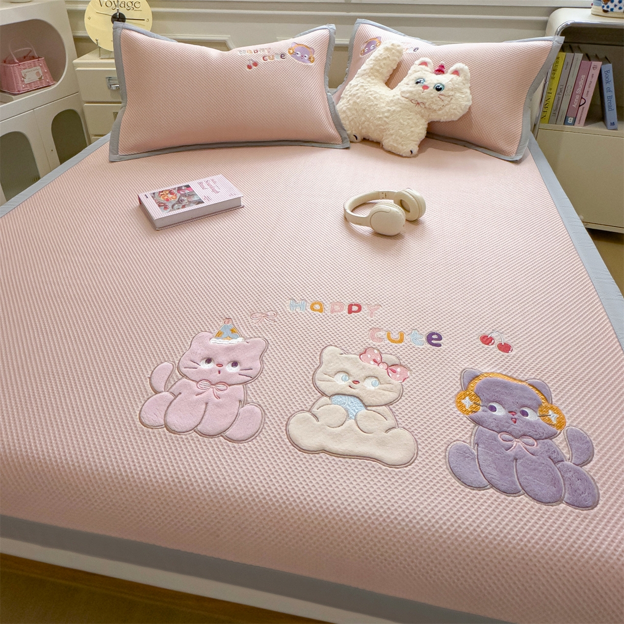 91家纺网 家纺一手货源 找家纺 兄弟坊 2026新款高端A类PE高分子冰丝凉席卡通贴布凉席冰豆豆软凉席 小猫乐园-粉