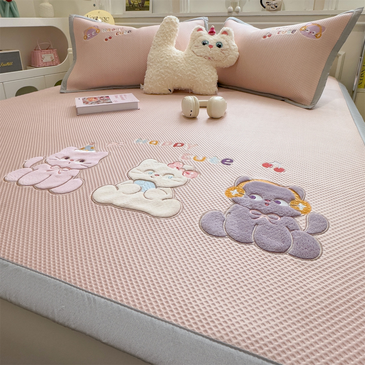 91家纺网 家纺一手货源 找家纺 兄弟坊 2026新款高端A类PE高分子冰丝凉席卡通贴布凉席冰豆豆软凉席 小猫乐园-粉