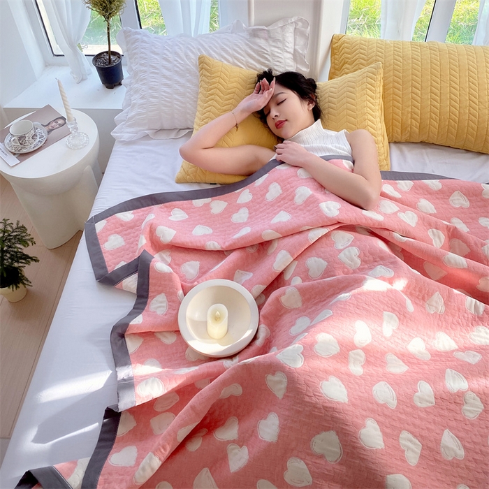 91家纺网 家纺一手货源 找家纺 兄弟坊 2026新款A类全棉三层纱多功能毛巾被夏被夏凉被（盖毯床单夏被） 甜蜜爱心-粉