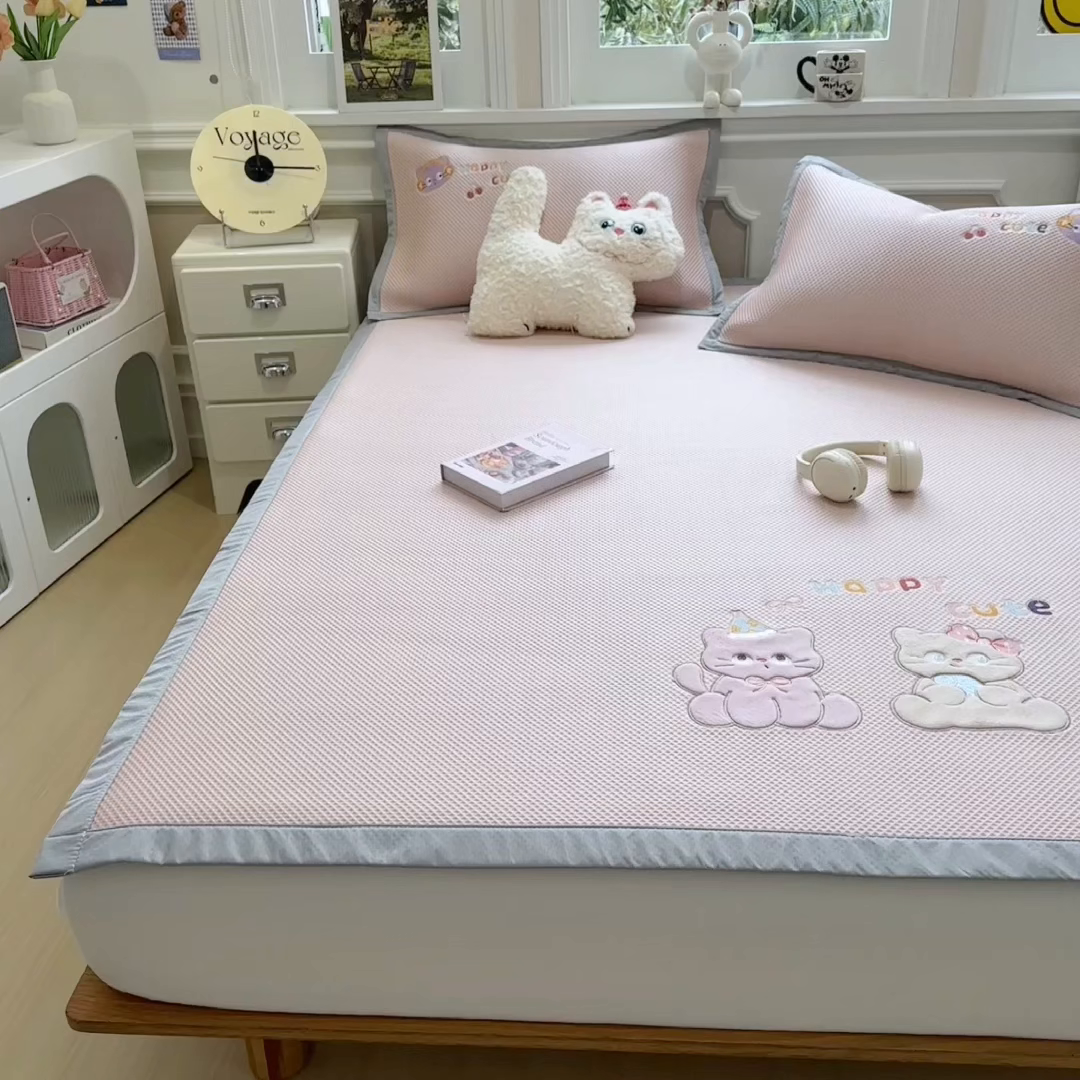 91家纺网 家纺一手货源 找家纺 兄弟坊 2026新款高端A类PE高分子冰丝凉席卡通贴布凉席冰豆豆软凉席 小猫乐园-粉