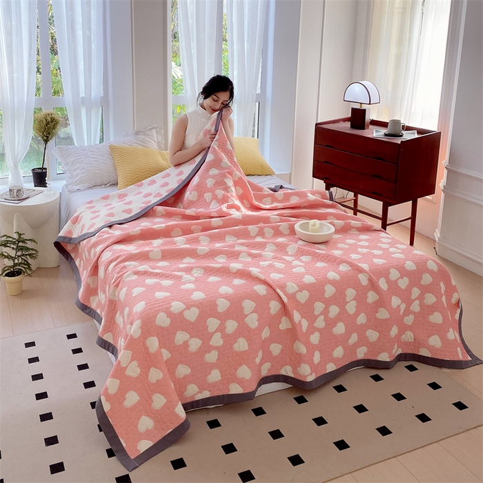 91家纺网 家纺一手货源 找家纺 兄弟坊 2026新款A类全棉三层纱多功能毛巾被夏被夏凉被（盖毯床单夏被） 甜蜜爱心-粉