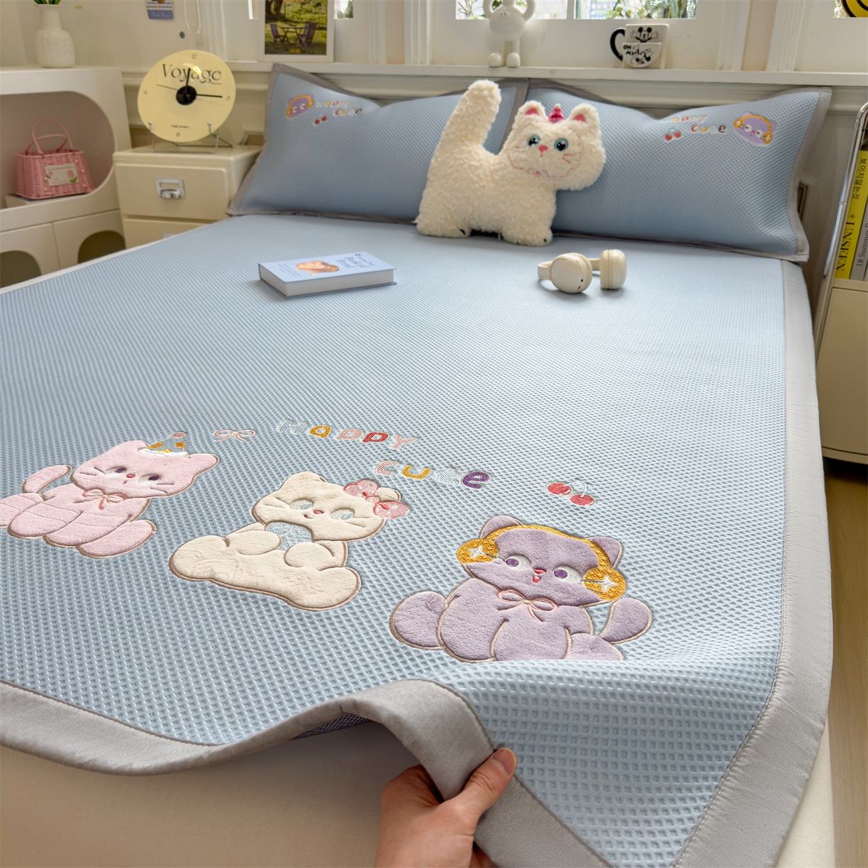 91家纺网 家纺一手货源 找家纺 兄弟坊 2026新款高端A类PE高分子冰丝凉席卡通贴布凉席冰豆豆软凉席 小猫乐园-兰