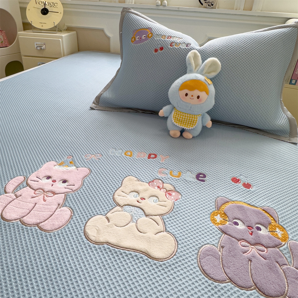 91家纺网 家纺一手货源 找家纺 兄弟坊 2026新款高端A类PE高分子冰丝凉席卡通贴布凉席冰豆豆软凉席 小猫乐园-兰