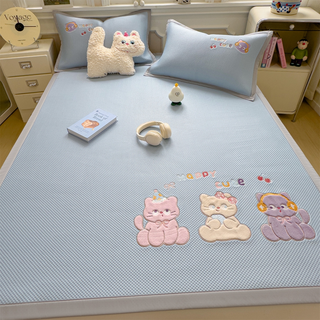 91家纺网 家纺一手货源 找家纺 兄弟坊 2026新款高端A类PE高分子冰丝凉席卡通贴布凉席冰豆豆软凉席 小猫乐园-兰