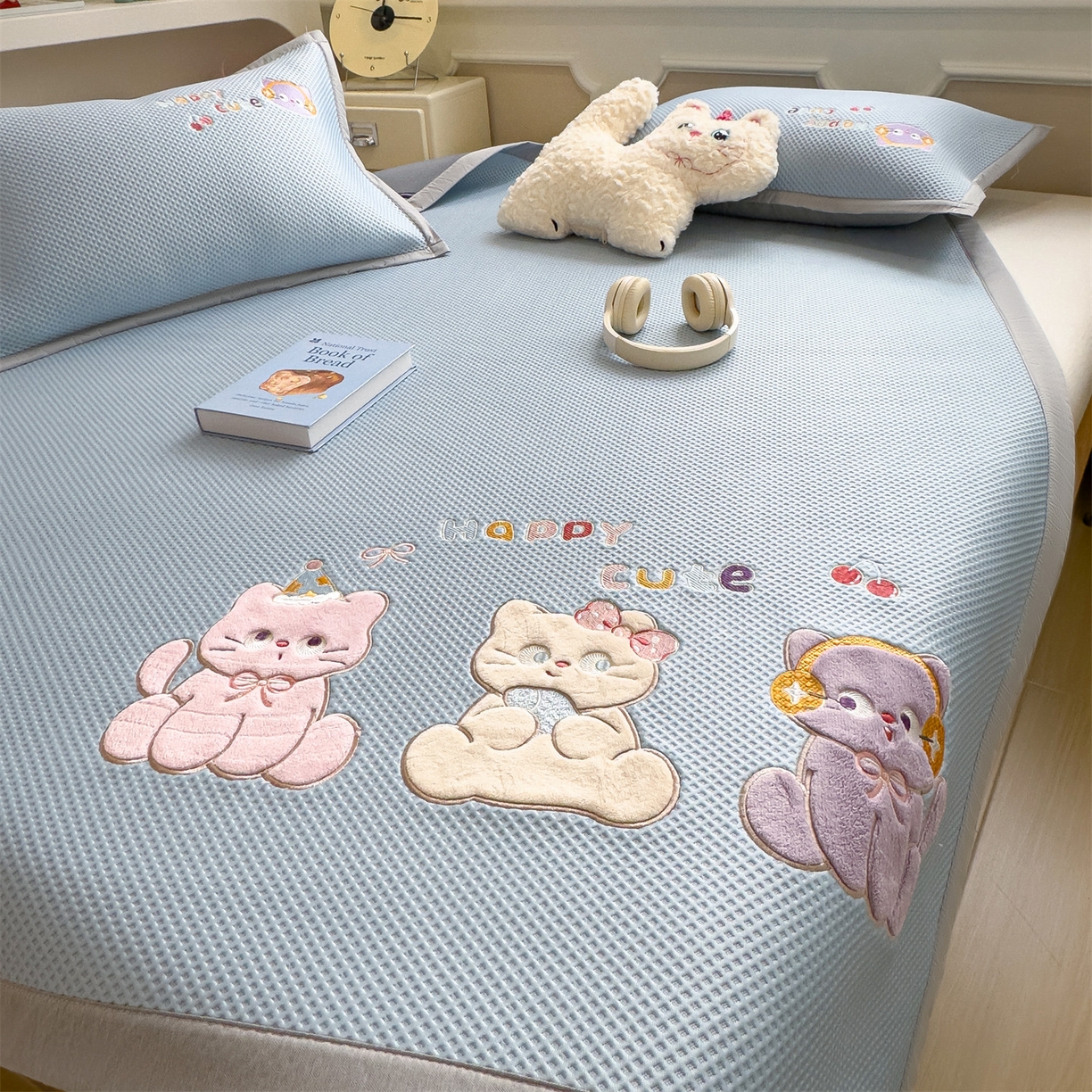 91家纺网 家纺一手货源 找家纺 兄弟坊 2026新款高端A类PE高分子冰丝凉席卡通贴布凉席冰豆豆软凉席 小猫乐园-兰