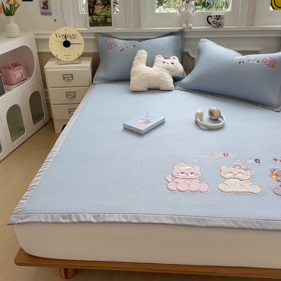 91家纺网 家纺一手货源 找家纺 兄弟坊 2026新款高端A类PE高分子冰丝凉席卡通贴布凉席冰豆豆软凉席 小猫乐园-兰