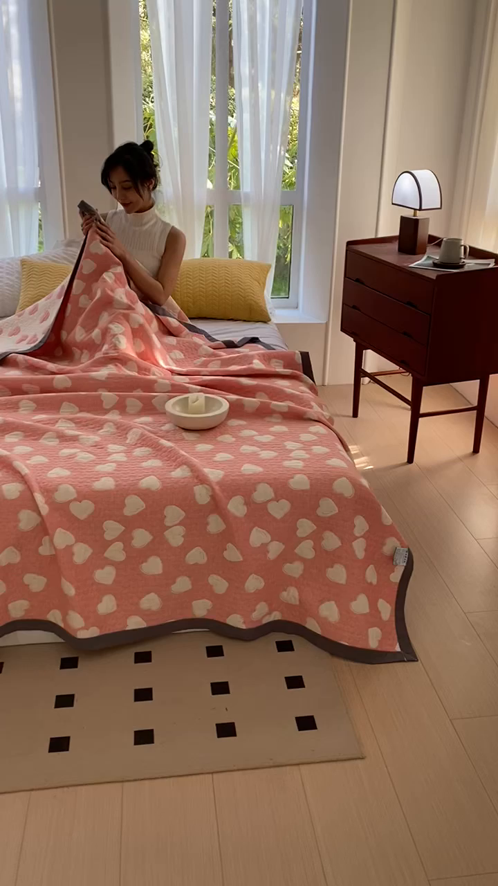 91家纺网 家纺一手货源 找家纺 兄弟坊 2026新款A类全棉三层纱多功能毛巾被夏被夏凉被（盖毯床单夏被） 甜蜜爱心-粉
