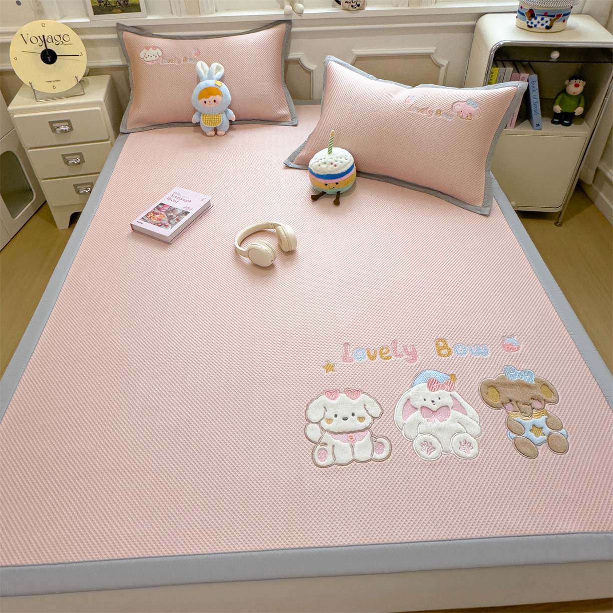 91家纺网 家纺一手货源 找家纺 兄弟坊 2026新款高端A类PE高分子冰丝凉席卡通贴布凉席冰豆豆软凉席 宠物玩偶-粉