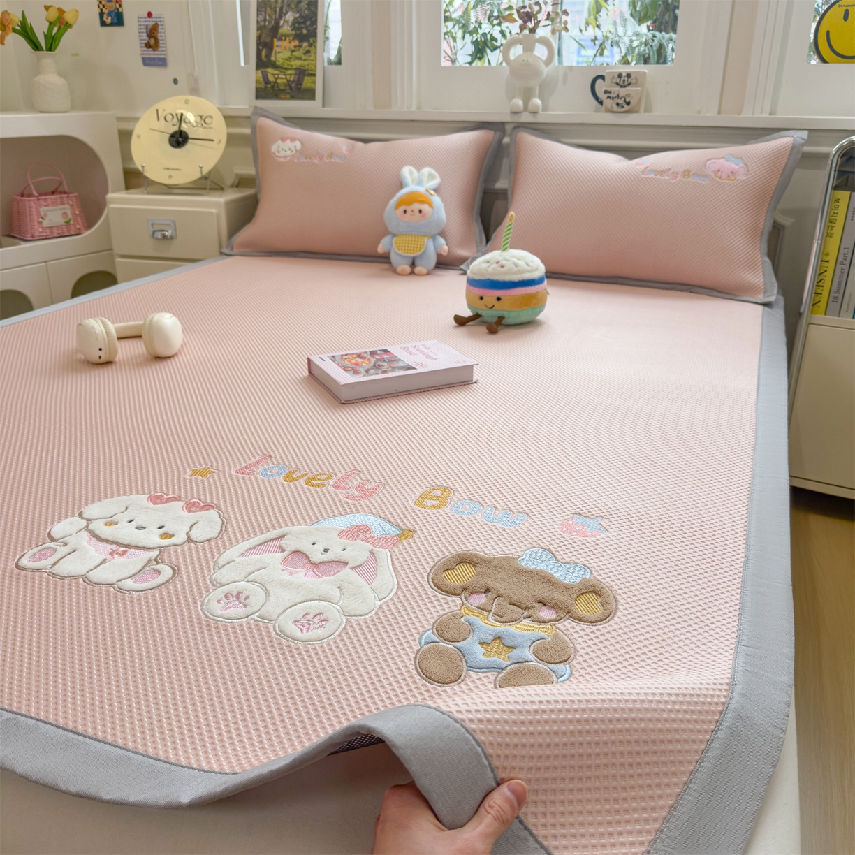 91家纺网 家纺一手货源 找家纺 兄弟坊 2026新款高端A类PE高分子冰丝凉席卡通贴布凉席冰豆豆软凉席 宠物玩偶-粉