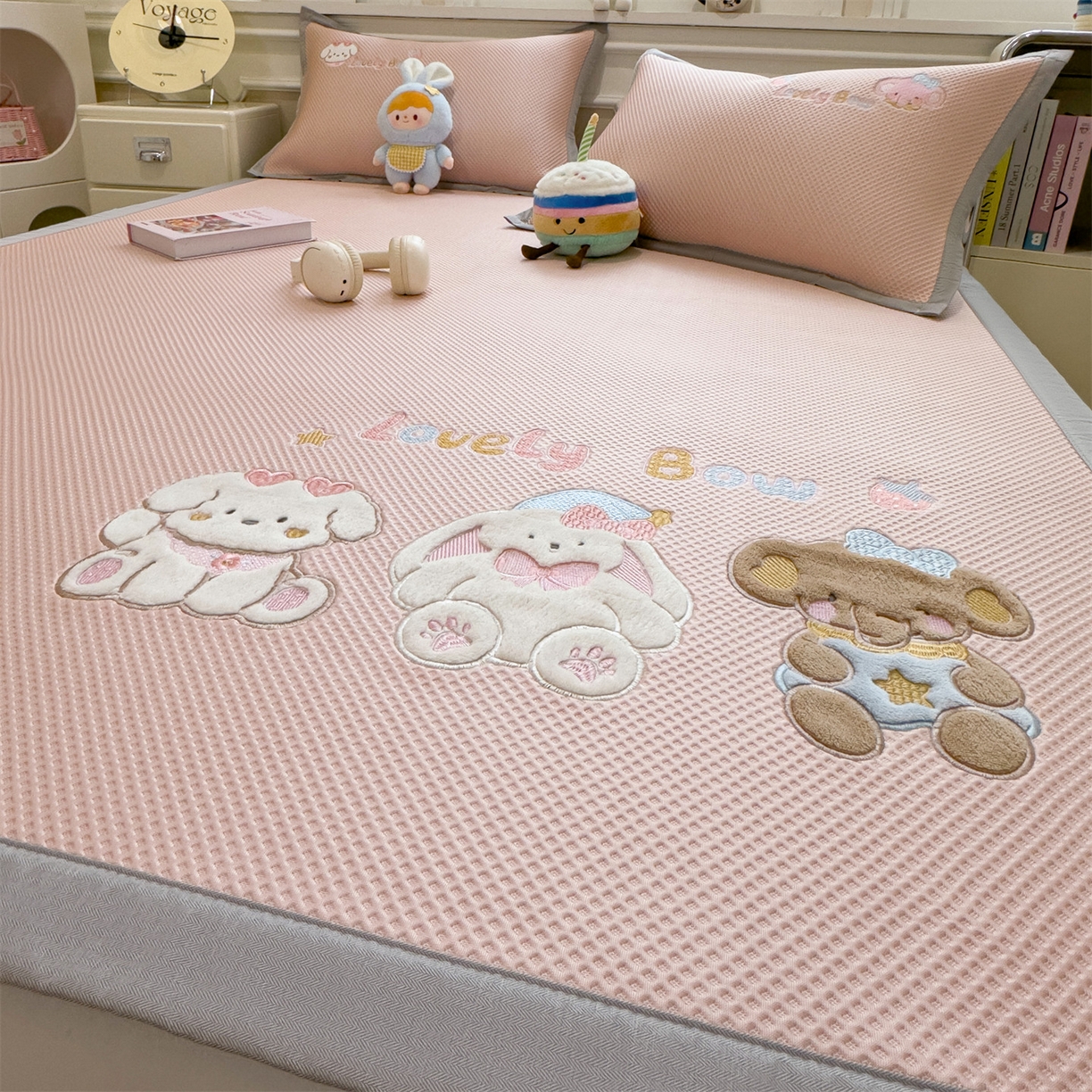 91家纺网 家纺一手货源 找家纺 兄弟坊 2026新款高端A类PE高分子冰丝凉席卡通贴布凉席冰豆豆软凉席 宠物玩偶-粉